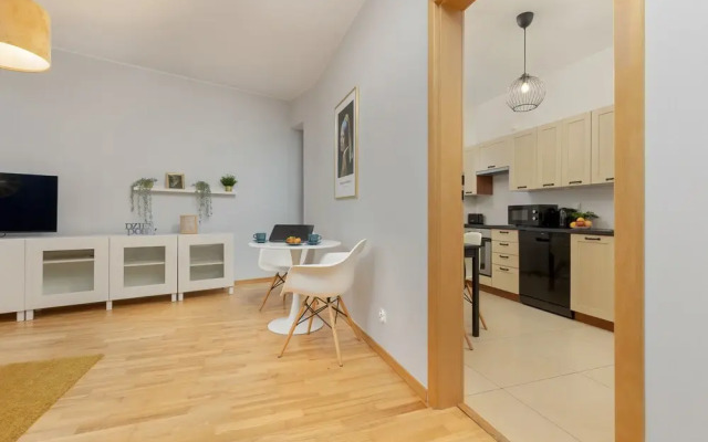 Gold & Blue Apartment Warsaw by Renters