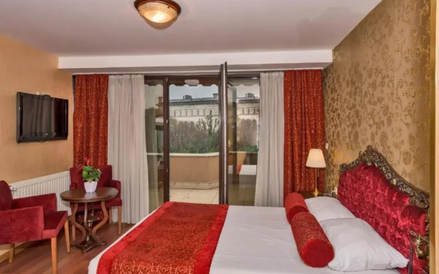 Santa Hill Hotel
