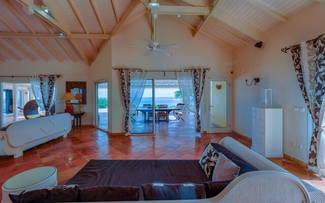 Stunning Orient Bay Ocean Views, Walk to the Beach! AC, Free Wifi, Swimming Pool