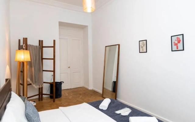 ❂Light and Luxurious 2BR Home + Balcony in the City Center❂