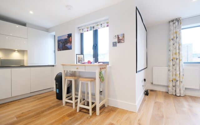 Quiet, Convenient 1BR Flat for 4 in Greenwich