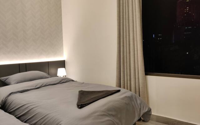 "luxury Room m Near Downtown And All Services"