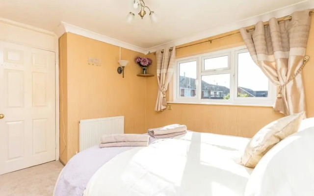 Fabulous 3-bed House, Close to Station