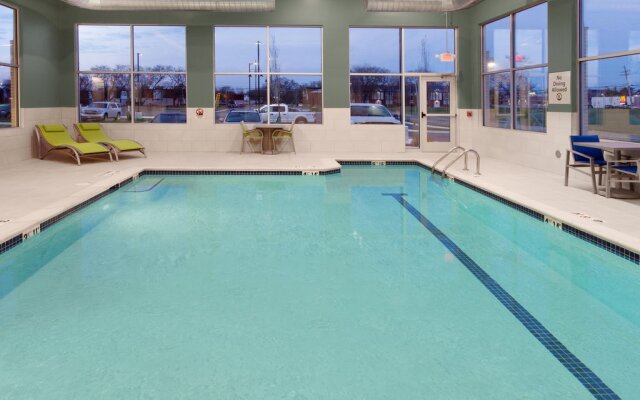 Holiday Inn Express & Suites Detroit - Farmington Hills by IHG