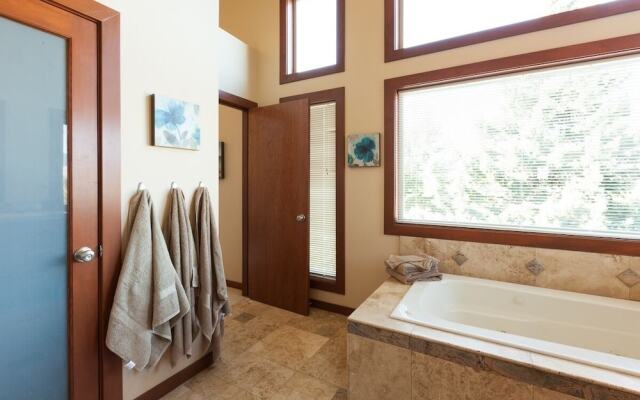 NEW Condo Downwider with Hot Tub, Minutes Away from The Columbia River Gorge by RedAwning