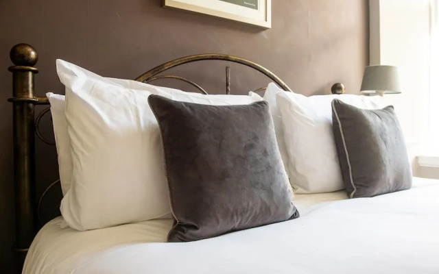 Heart of the City Aparment: Next to Waverley Station