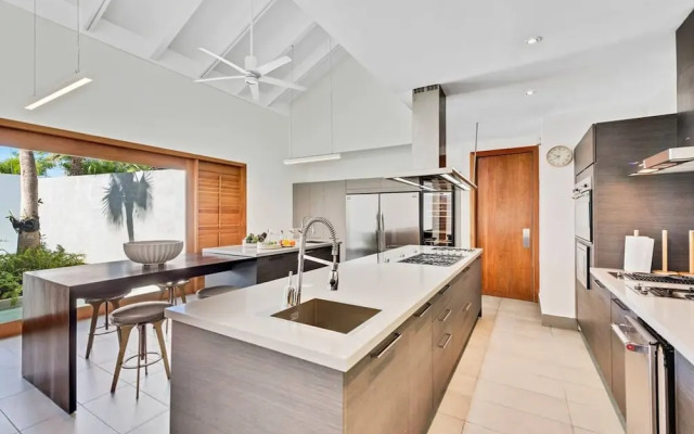 Modern Oasis Stunning Views of Golf Course River