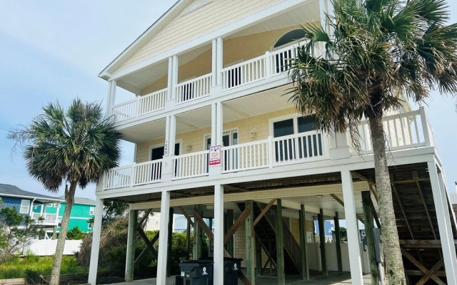 Salt, Sand And Sudds 5 Bedroom Home by RedAwning