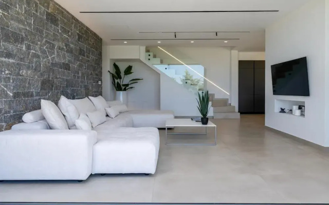 Aethra Grand- Luxury 5-bed Villa 850m From Beach