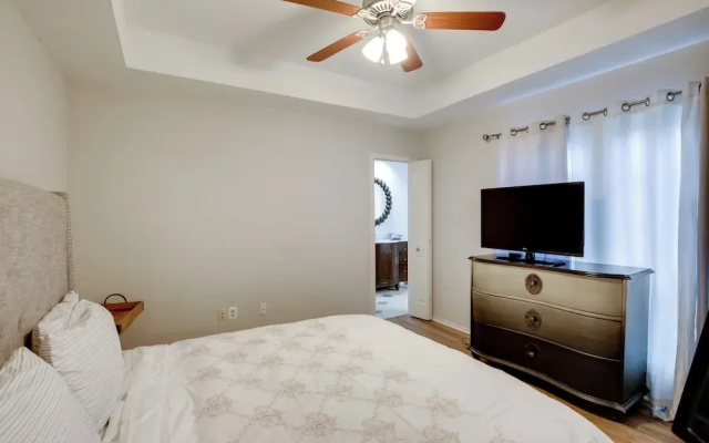 Comfortable Dallas Condo Close to Attractions