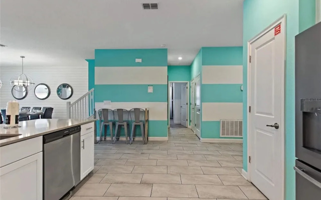 Upstay - Championsgate Home w Hot Tub-pool-cinema