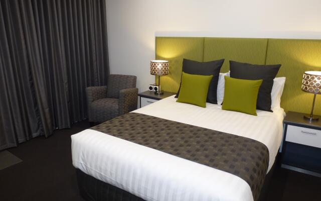 Golden Chain Tower Motor Inn