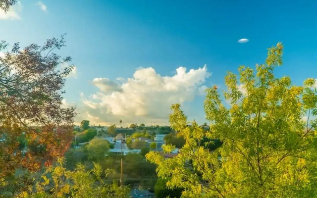 Stunning LA Luxury Retreat Ideal for Work or Play