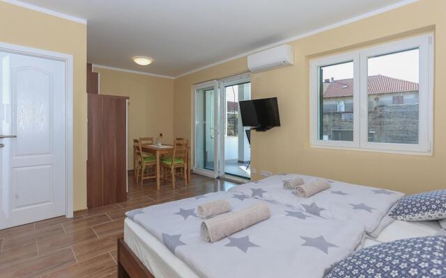 Awesome Apartment in Kastel Stari With Wifi