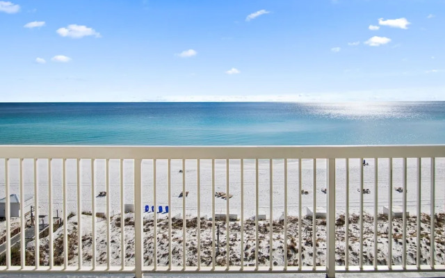Pelican Beach Resort by Colasan