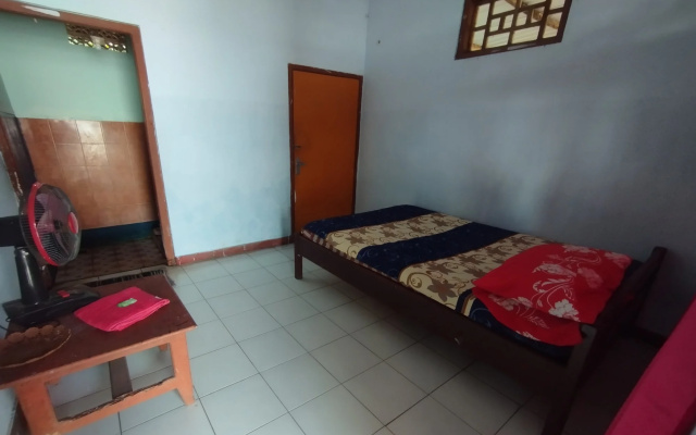 Hotel O Dannis Homestay Near Musholla Al Istiqomah Terawangan – Guest Rooms – Kecamatan Montong Gading