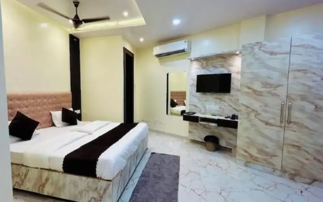 Hotel R K Palace