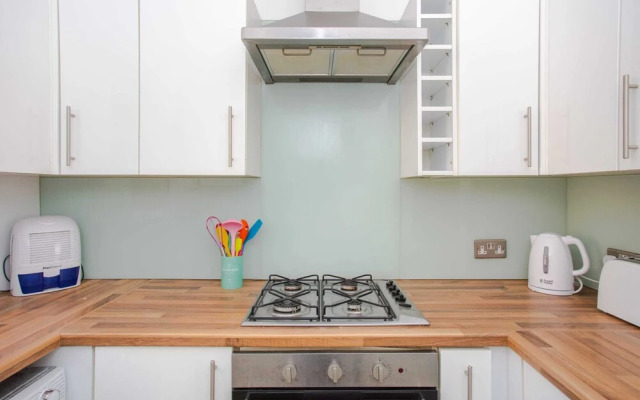 Modern & Spacious 2 Bedroom Flat Near Clapham Common