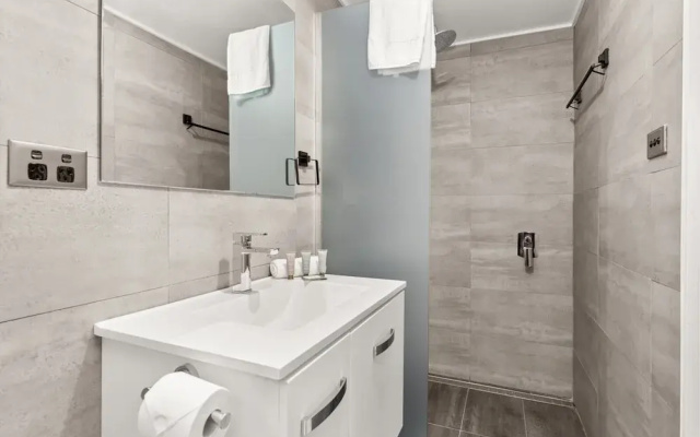 Bright 1-bed Apartment With Garden Views