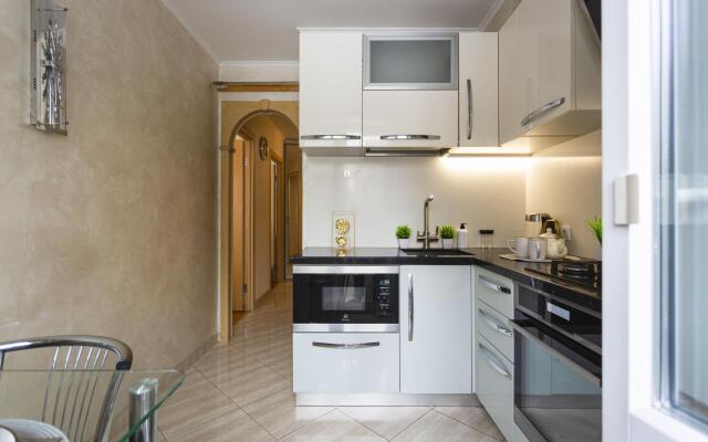 Moment House on Yelninskaya Street