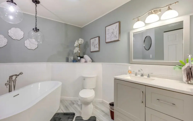 Near Skiing & Lakes: Contemporary Poconos Townhome