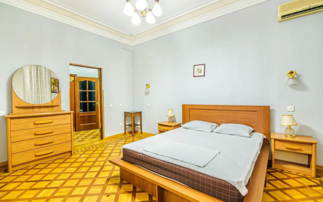 M Estate. Targovu. Nizami Street 4 room. (021).