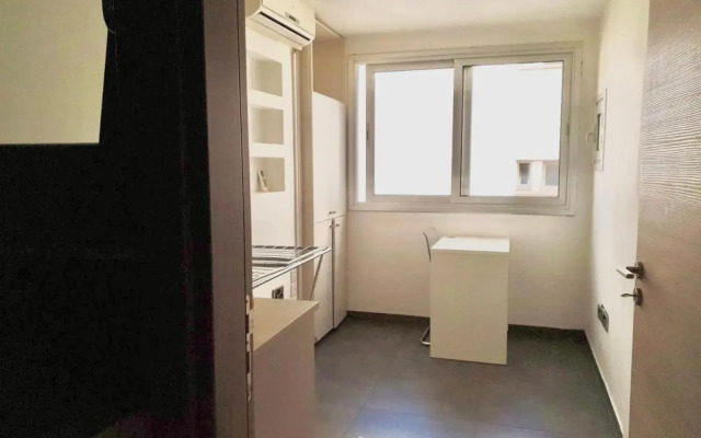 Renovated 2-bedroom flat with free parking, center