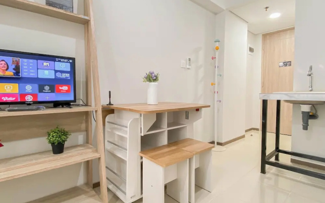 Modern Minimalist With Wooden Touch Studio At Apartment Meikarta – Guest Rooms – Cibatu