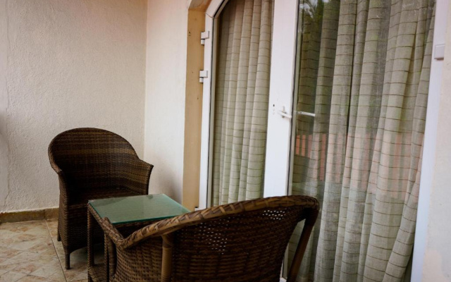 Foxoso Aaristo Baga Beach Resort