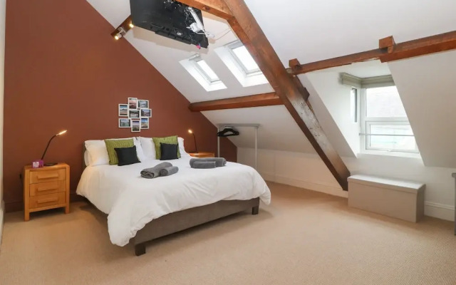 Apartment 2, Gorwel Glas