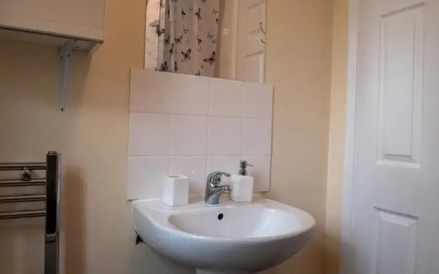 5 Bedroom Guesthouse in Quiet Cul-de-sac location.