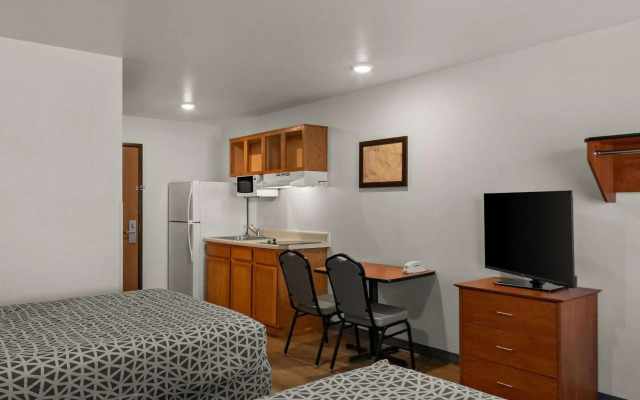 WoodSpring Suites Evansville East