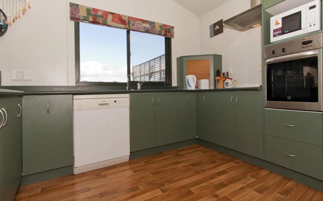 Korolevu Beach House - Whangamata Holiday Home