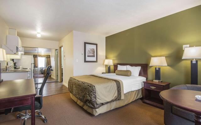Econo Lodge Inn & Suites