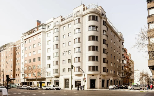 Velazquez Apartments by FlatSweetHome