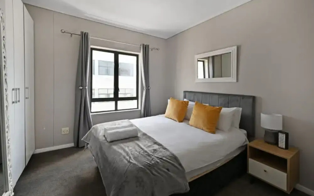 Modern 3-bed Apt Designer Touch Mountain Views
