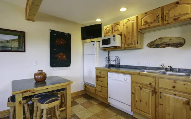 Ptarmigan Mountain 202 3 Bedroom Condo by RedAwning