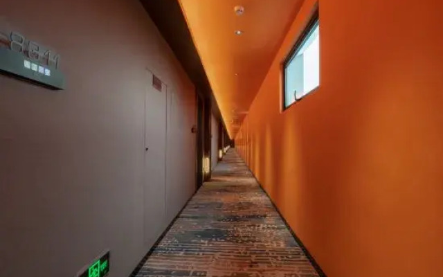 club theme hotel