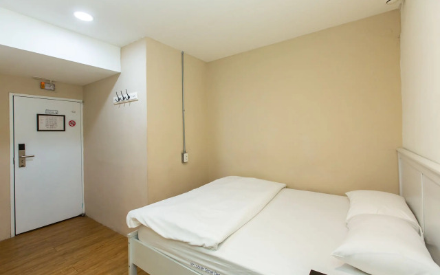 Mr Lobster's Secret Den Design Hostel