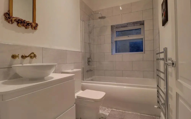 Newly-refurbed 2-bed Flat in Blackheath