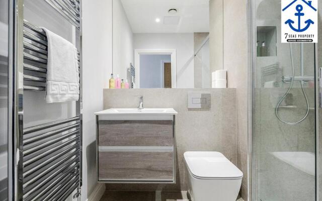 Luxury Apartment High Street Maidenhead w Parking