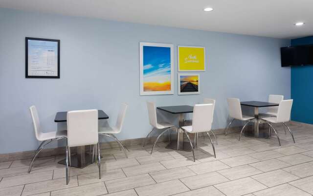 Days Inn & Suites by Wyndham Sellersburg
