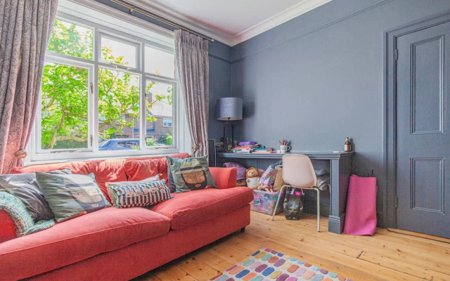 Charming 3BD Oasis 3 Min Walk From Beach Front!