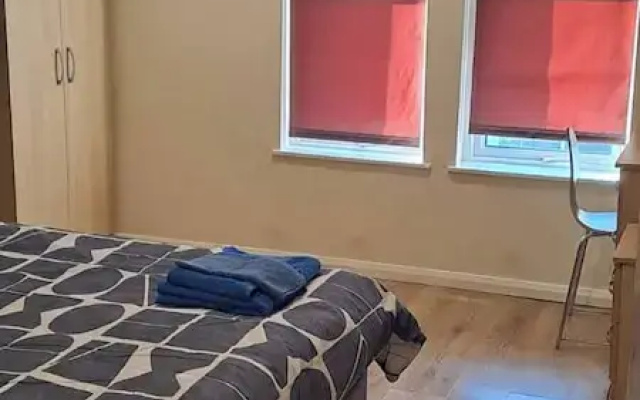 Room-charming Leicester Guest Room With