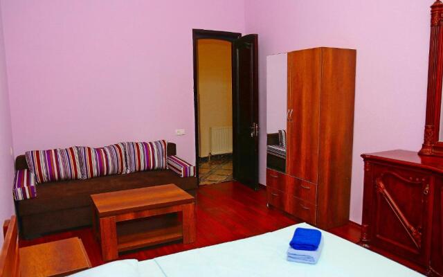 Guest House in Tbilisi by RS