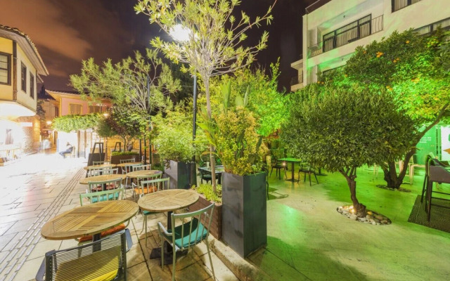 Cozy Studio Hotel Room Near Hadrian s Gate