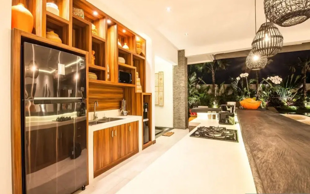 Villa 15 Stunning 6 BR Villa 400m to Beach