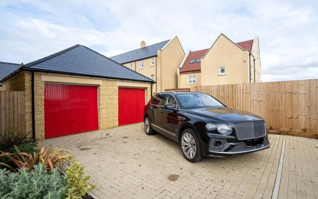 6 Bedroom New Build Detached House in Bicester