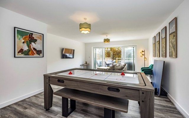 4 Riverside Mews