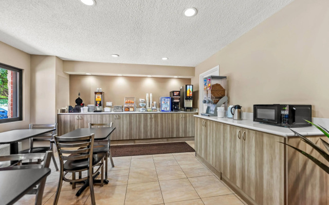 Super 8 by Wyndham Elgin